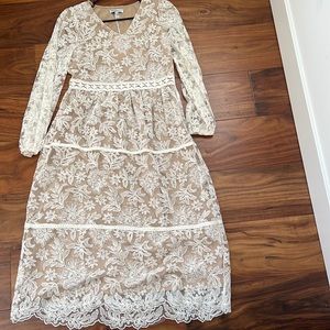 White lace long sleeve pologram dress size m.